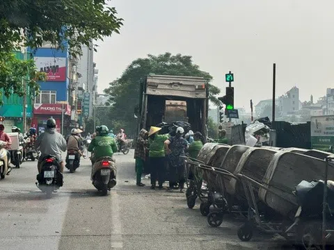 Hà Nội: Rác thải ùn ứ, nhiều tuyến phố bốc mùi nồng nặc