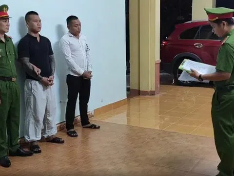 Tạm giữ hình sự 2 đối tượng dí súng vào đầu chủ quán bida dọa bắn