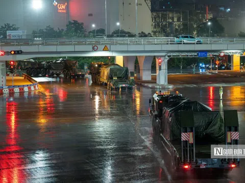 Xe pháo quân sự A80 hành quân về trung tâm Hà Nội trong đêm mưa