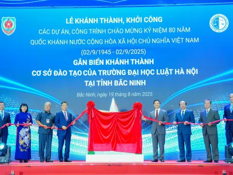 Phó Thủ tướng Chính phủ Lê Thành Long dự lễ gắn biển khánh thành cơ sở đào tạo Trường Đại học Luật Hà Nội tại tỉnh Bắc Ninh