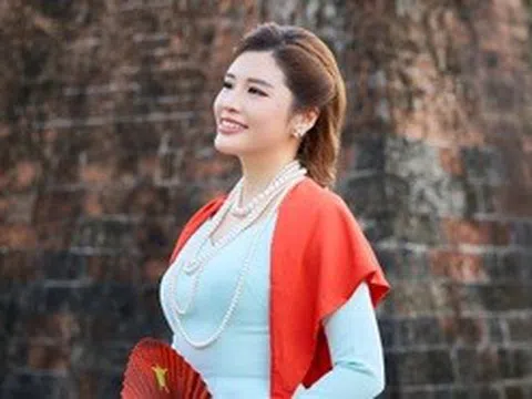 Phan Hoàng Thu diện áo dài giữa không khí Hà Nội rực rỡ cờ hoa