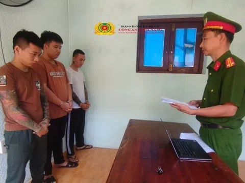 Khống chế đôi nam nữ lên ô tô rồi buộc đưa tiền, 3 đối tượng bị khởi tố