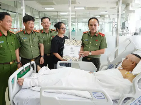 Giám đốc Công an Hà Nội thăm hỏi, động viên cán bộ bị thương khi làm nhiệm vụ