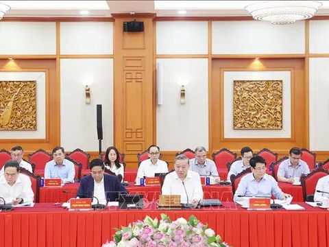 Bộ Chính trị cho ý kiến về công tác chuẩn bị Đại hội Đảng bộ thành phố Hà Nội và Đảng bộ TPHCM