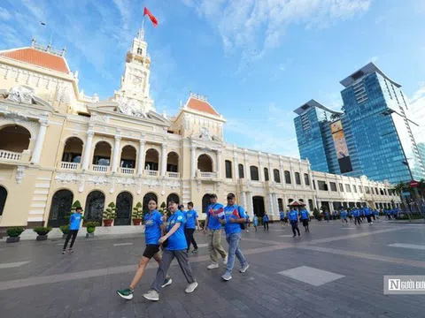Bạn bè quốc tế đồng hành cùng người dân Tp.HCM đi bộ chào mừng 80 năm ngành Ngoại giao Việt Nam