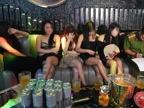 Bắt quả tang quán Karaoke nuôi 38 nữ nhân viên ăn mặc "mát mẻ" phục vụ khách