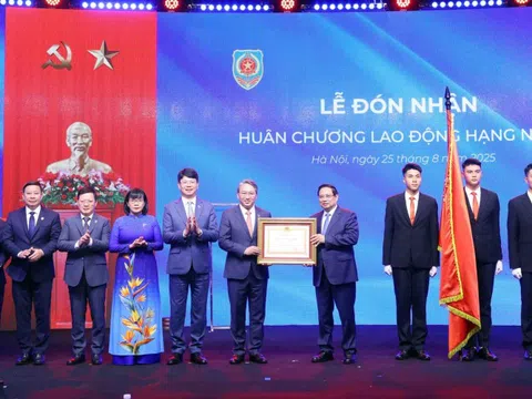 Bộ Tư pháp đón nhận Huân chương Lao động hạng Nhất