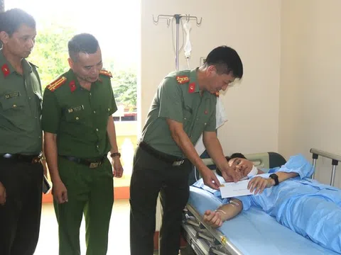 Điều tra vụ người đàn ông đâm em dâu rồi cố thủ trong nhà dọa tự sát