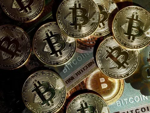 Bitcoin thủng mốc 110.000 USD, gần 1 tỷ USD vị thế mua bị 'quét sạch' sau cú xả hàng 2,6 tỷ USD