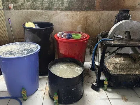 Phát hiện một cơ sở sơ chế thực phẩm dùng hóa chất sơ chế hoa chuối