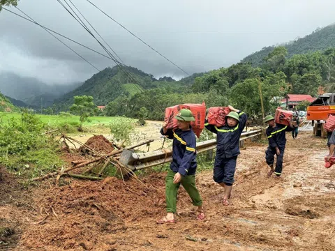 Vượt suối, băng rừng mang lương thực tiếp tế cho 520 hộ dân bị cô lập