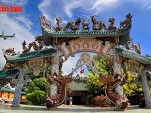 Độc đáo ngôi miếu nổi giữa sông Vàm Thuật với hơn 100 con rồng gốm sứ