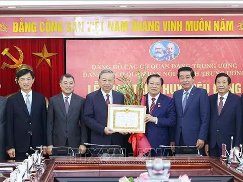 Tổng Bí thư Tô Lâm trao Huy hiệu 45 năm tuổi Đảng tặng đồng chí Phan Đình Trạc
