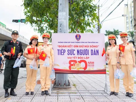 Hình ảnh đẹp: CSGT Đồng Nai phát cờ Tổ quốc, nước suối miễn phí cho người dân