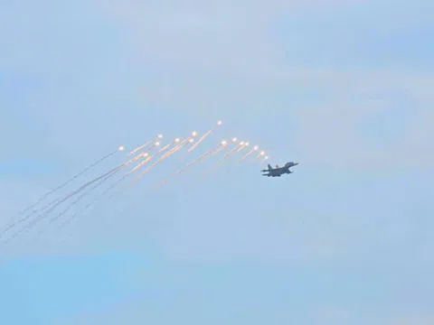 Chùm ảnh: Mãn nhãn màn tiêm kích Su-30MK2 thả đạn nhiễu rực sáng trên bầu trời Thủ đô