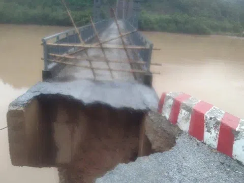 Mưa lớn gây sạt lở cầu qua sông Lam, gần 300 hộ dân bị ảnh hưởng