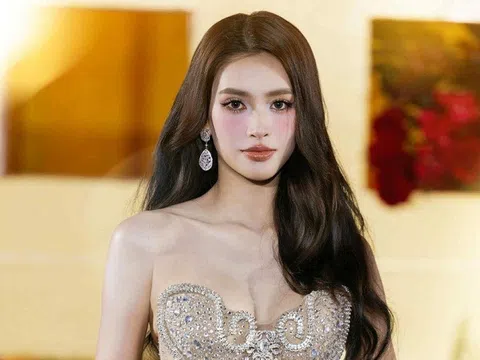 Hoa hậu Tiểu Vy tất bật từ lễ diễu hành đến sàn diễn thời trang