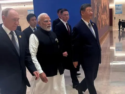 Khoảnh khắc ông Putin, ông Modi và ông Tập Cận Bình sánh vai bước đi tại hội nghị SCO
