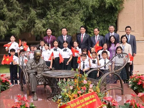 Chủ tịch nước Lương Cường gặp gỡ cộng đồng người Việt Nam tại Trung Quốc