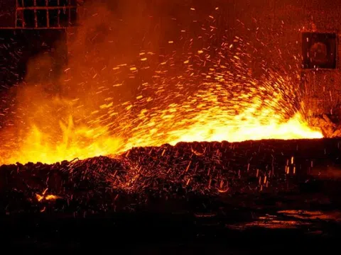 Lò cao số 2 của Khu liên hợp gang thép Hòa Phát Dung Quất 2 ra mẻ gang đầu tiên