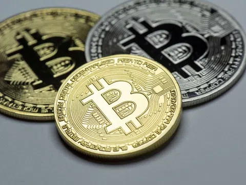 Bitcoin áp sát 112.000 USD, 72% nguồn cung 'biến mất' khỏi thị trường