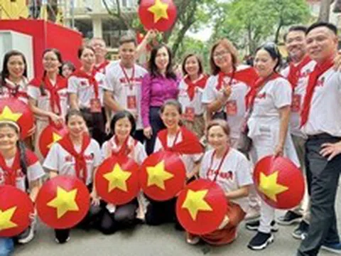 Kiều bào tham gia diễu hành tại lễ tổng hợp luyện với niềm tự hào và lòng yêu nước
