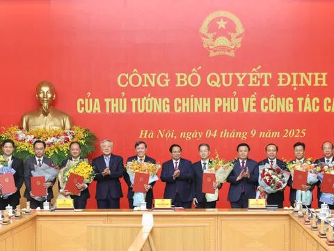 Thủ tướng trao quyết định bổ nhiệm lãnh đạo 8 bộ, cơ quan