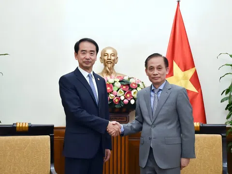 Quyền Bộ trưởng Ngoại giao Lê Hoài Trung tiếp Đại sứ Trung Quốc Hà Vĩ