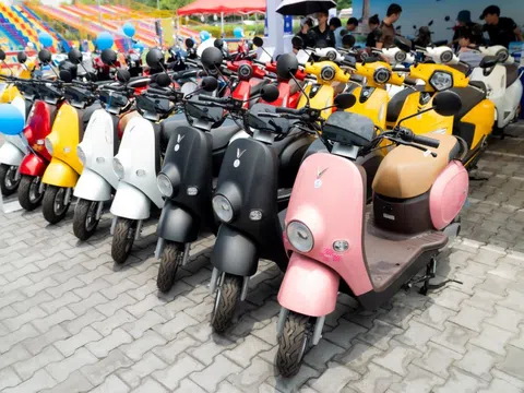 Không còn chuộng xe xăng, nhiều gia đình ưu tiên chọn xe máy điện VinFast Motio cho con dịp tựu trường