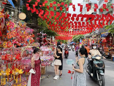 Hàng Mã rực rỡ Trung thu sớm, biến 300m phố thành "lễ hội thu nhỏ"