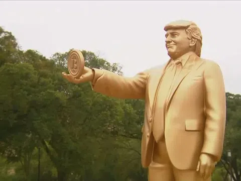 Bất ngờ xuất hiện tượng vàng ông Donald Trump cầm Bitcoin trước toà nhà Quốc hội Mỹ