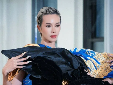 "Chị đẹp" Hà Kino gây ấn tượng khi làm vedette trên sàn diễn New York