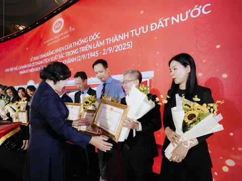 OCB vinh dự nhận bằng khen tham gia Triển lãm Thành tựu đất nước
