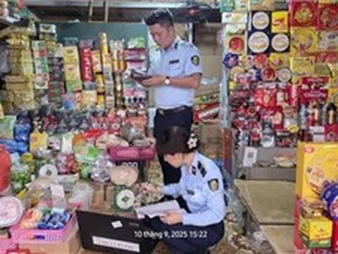 Hà Nội: Thu giữ nhiều bánh trung thu, đồ chơi nhập lậu