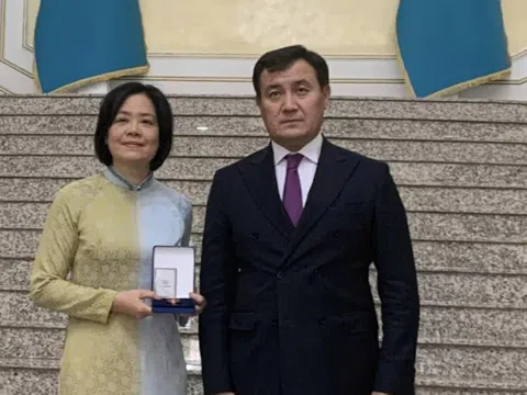 Đại sứ Phạm Thái Như Mai nhận Huân chương Hữu nghị Dostyk của Nhà nước Kazakhstan