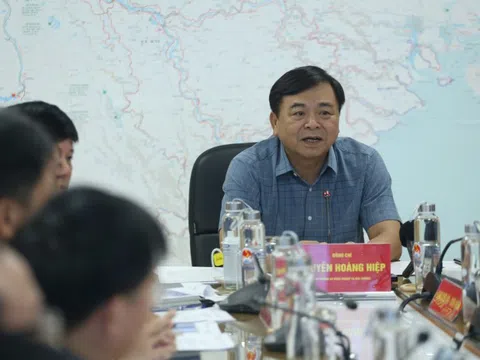Bão số 10 di chuyển nhanh gấp đôi thường lệ, Thứ trưởng lo "bà con chủ quan"