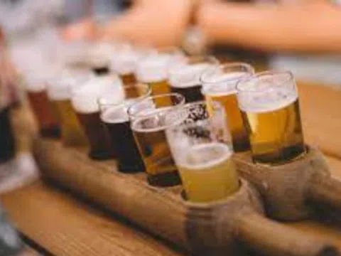 Bong bóng bia thủ công vỡ: Nợ nần và thay đổi thị hiếu khiến loạt nhà máy Mỹ đóng cửa