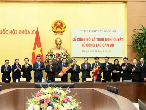 Chủ tịch Quốc hội Trần Thanh Mẫn dự Lễ công bố và trao nghị quyết về công tác cán bộ