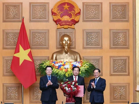 Trao Quyết định bổ nhiệm Thứ trưởng Thường trực Bộ Nội vụ