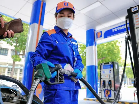 Giá xăng giảm mạnh
