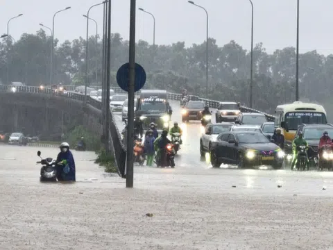 Mưa xuyên đêm, các tuyến phố Hà Nội ngập sâu