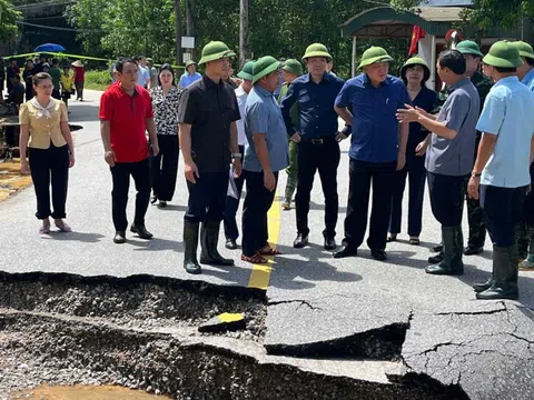 Phó Thủ tướng Thường trực Chính phủ Nguyễn Hoà Bình kiểm tra, chỉ đạo khắc phục hậu quả mưa lũ tại Bắc Ninh