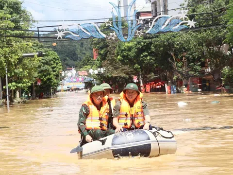 Phó Thủ tướng Trần Hồng Hà thăm hỏi người dân, chỉ đạo khắc phục hậu quả mưa lũ tại tỉnh Cao Bằng