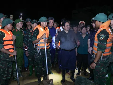Thủ tướng kiểm tra công tác ứng phó mưa lũ tại vùng ven sông của Hà Nội