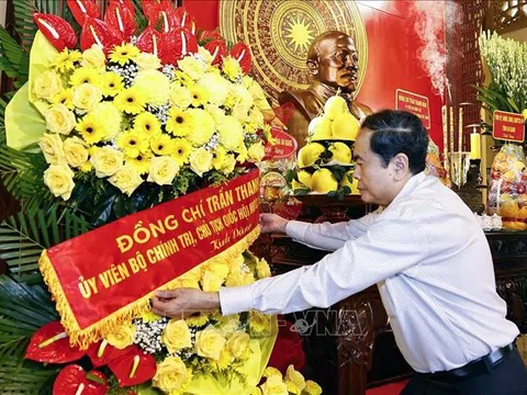 Chủ tịch Quốc hội Trần Thanh Mẫn dâng hương tưởng nhớ Chủ tịch Tôn Đức Thắng