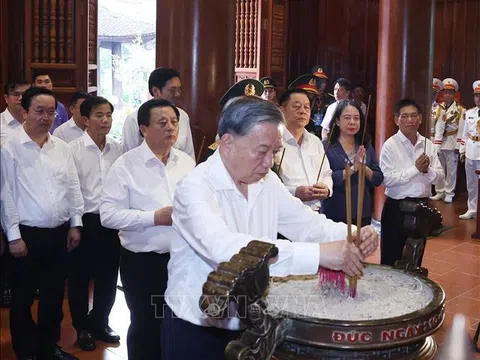 Tổng Bí thư Tô Lâm dâng hương tưởng nhớ Chủ tịch Hồ Chí Minh tại Nghệ An