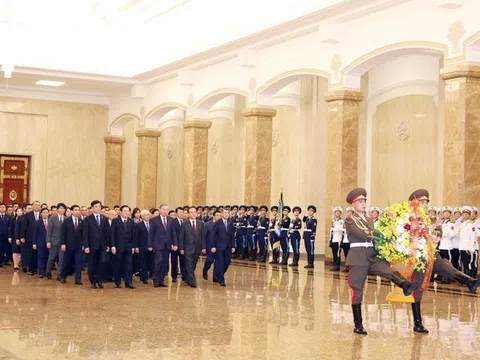 Tổng Bí thư Tô Lâm đặt hoa tưởng nhớ Chủ tịch Kim Nhật Thành và Tổng Bí thư Kim Jong-il