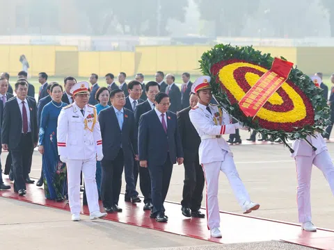 Đoàn đại biểu dự Đại hội Đảng bộ Chính phủ vào Lăng viếng Chủ tịch Hồ Chí Minh