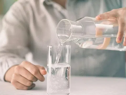 Người đàn ông uống hơn 10 lít nước mỗi ngày nhưng vẫn không thấy đủ
