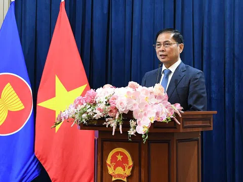 Phó Thủ tướng Bùi Thanh Sơn gặp gỡ cán bộ, nhân viên Đại sứ quán Việt Nam tại Liên bang Nga